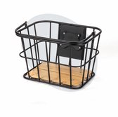 Zwarte metalen mand met een houten bodem en een stevig montageplaatje aan de achterzijde.