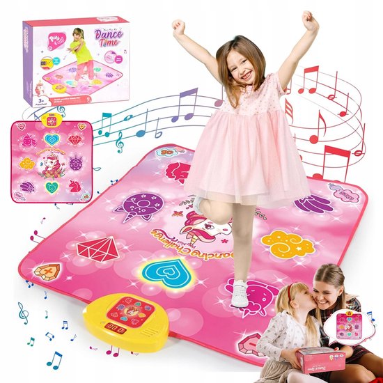 Meisje in roze jurk viert dansend op een roze mat. De doos van de 'Dance Time' mat is links afgebeeld.