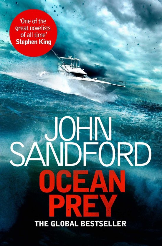 Boekomslag van 'Ocean Prey' door John Sandford. Een speedboot vaart op woeste golven. 'Een van de grootste romanschrijvers aller tijden' - Stephen King.