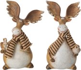 Twee rendieren met gestreepte sjaals, elk met een diertje in de armen.