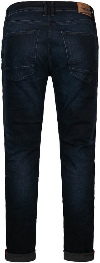 Donkerblauwe jeans met gewassen look, zichtbaar vanaf de achterkant. Gevouwen broekspijpen met rode biezen.