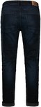 Donkerblauwe jeans met gewassen look, zichtbaar vanaf de achterkant. Gevouwen broekspijpen met rode biezen.