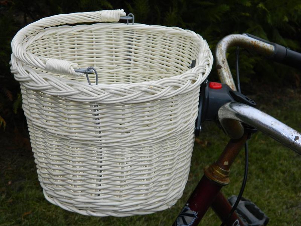 Witte rieten fietsmand met kliksysteem - Handgemaakt in Polen