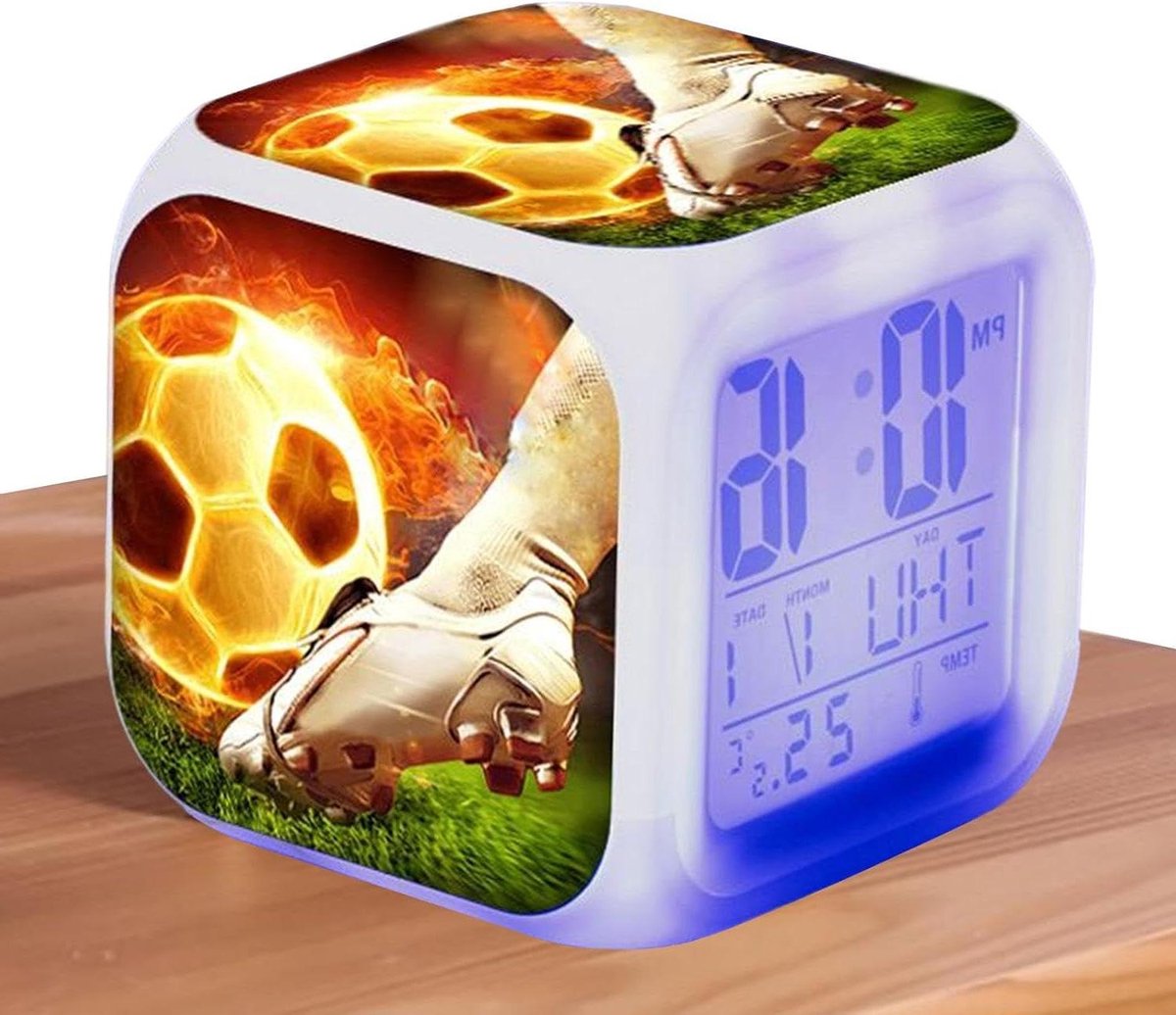 Voetbal Wekker - Bureau Klok - Kinderkamer Decoratie - Gekleurde LED Verlichting - 8x8x8 cm - Multicolor