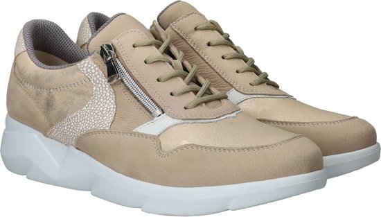 Beige leren sneakers met veters, een rits, witte en gouden accenten.