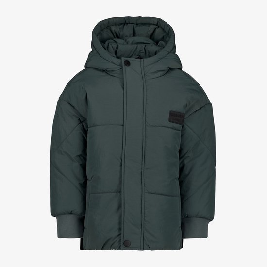 Donkergroene winterjas met capuchon, drukknoppen, logo patch en geribde boorden.
