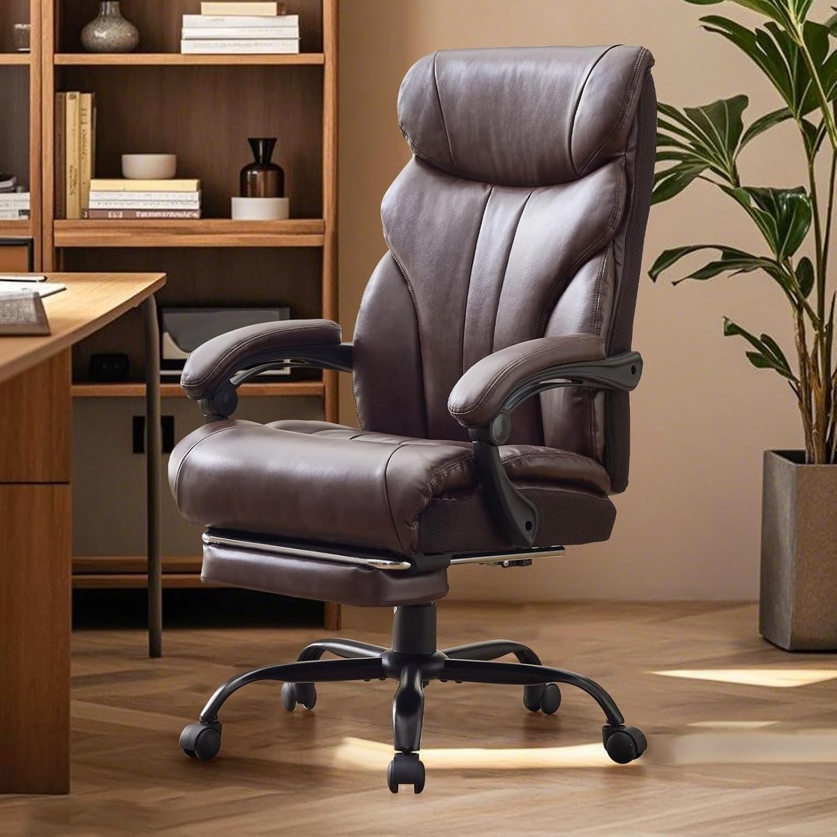 Ergonomische grootformaat kantoor‑ en gamestoel tot 226 kg, PU‑leer, lendensteun, uitschuifbare voetsteun, verstelbare hoogte, 90‑155° kantelbaar, stille wieltjes, bruin