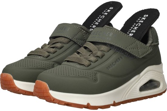 Paar groene Skechers sneakers met klittenband en veters, beige zolen en opstaande tongen met logo.