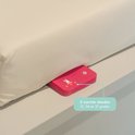 Een roze bedieningspaneel met 3 warmte-instellingen voor het aankleedkussen.