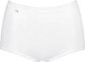 Witte Sloggi maxi slip met kanten rand, voorkant zichtbaar.