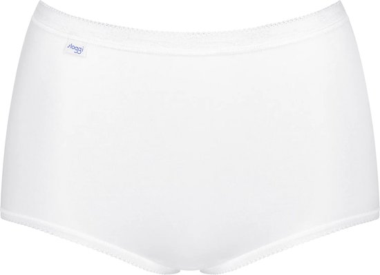 Witte Sloggi maxi slip met kanten rand, voorkant zichtbaar.