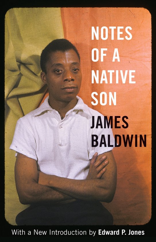 Couverture du livre "Notes of a Native Son" avec un portrait de James Baldwin, un polo blanc et un fond beige.