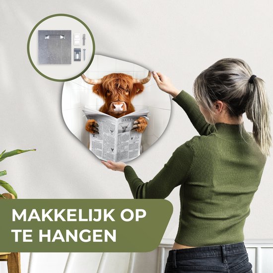 Organische wanddecoratie 40x40 cm - Organisch schilderij Schotse Hooglander - Dier - Krant - Toilet - Muurdecoratie woonkamer - Kamer decoratie - Schilderijen - Muurcirkel aesthetic