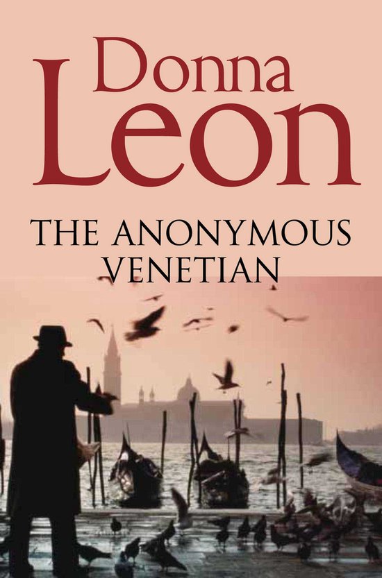 Livre "The Anonymous Venetian" de Donna Leon. Un homme avec un chapeau se tient au bord de l'eau avec des gondoles et des pigeons.