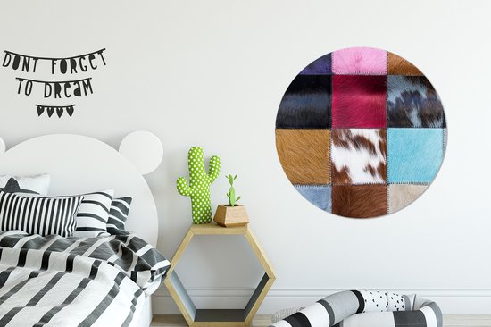 Cercle mural - Cercle mural - Un tapis coloré et à carreaux comprenant une peau de vache - Aluminium - Dibond - ⌀ 90 cm - Intérieur et Extérieur