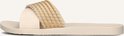 Zijaanzicht van een lichtbeige Ipanema slipper met gevlochten band en oranje logo.