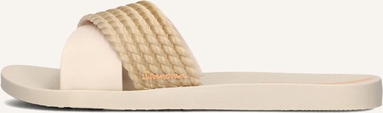 Zijaanzicht van een lichtbeige Ipanema slipper met gevlochten band en oranje logo.