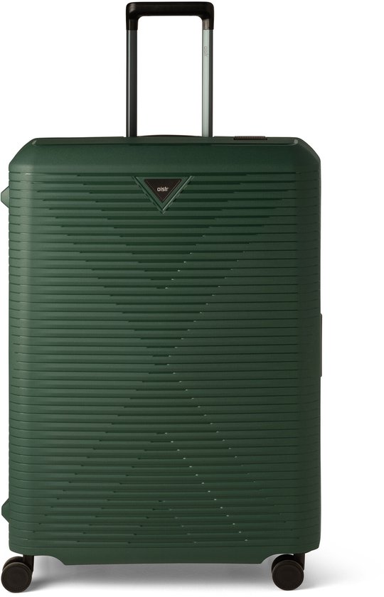Groene koffer met horizontale ribbels, trekstang en vier wielen.