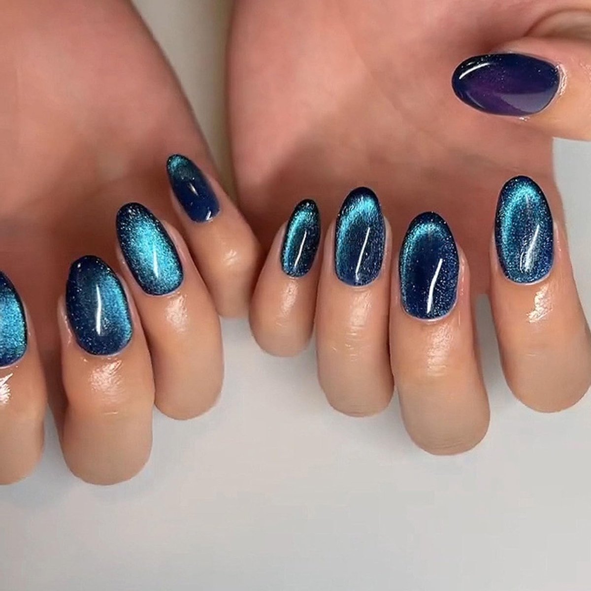 Dailygoods- Kunstnagels 24 Stuks - Katzenaugen Design - Korte Ovale Plaknagels - Herbruikbare Gelkleefstof - Hoogwaardig Acrylmateriaal - Glans Donkerblauw