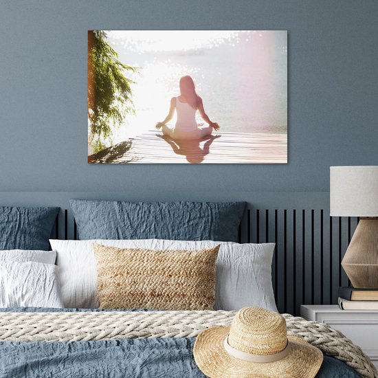 Une femme pratique le yoga sur une jetée Poster 60x40 cm - Tirage photo sur Poster (décoration murale salon / chambre)