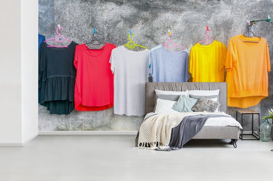 Papier peint photo peint photo vinyle - Vêtements colorés accrochés à une corde à linge largeur 395 cm x hauteur 220 cm - Tirage photo sur papier peint (disponible en 7 tailles)