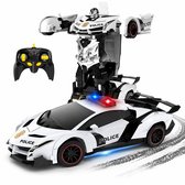 Witte robotpolitieauto staat in transformatiemodus, de voorwielen maken een spoor op de grond.
