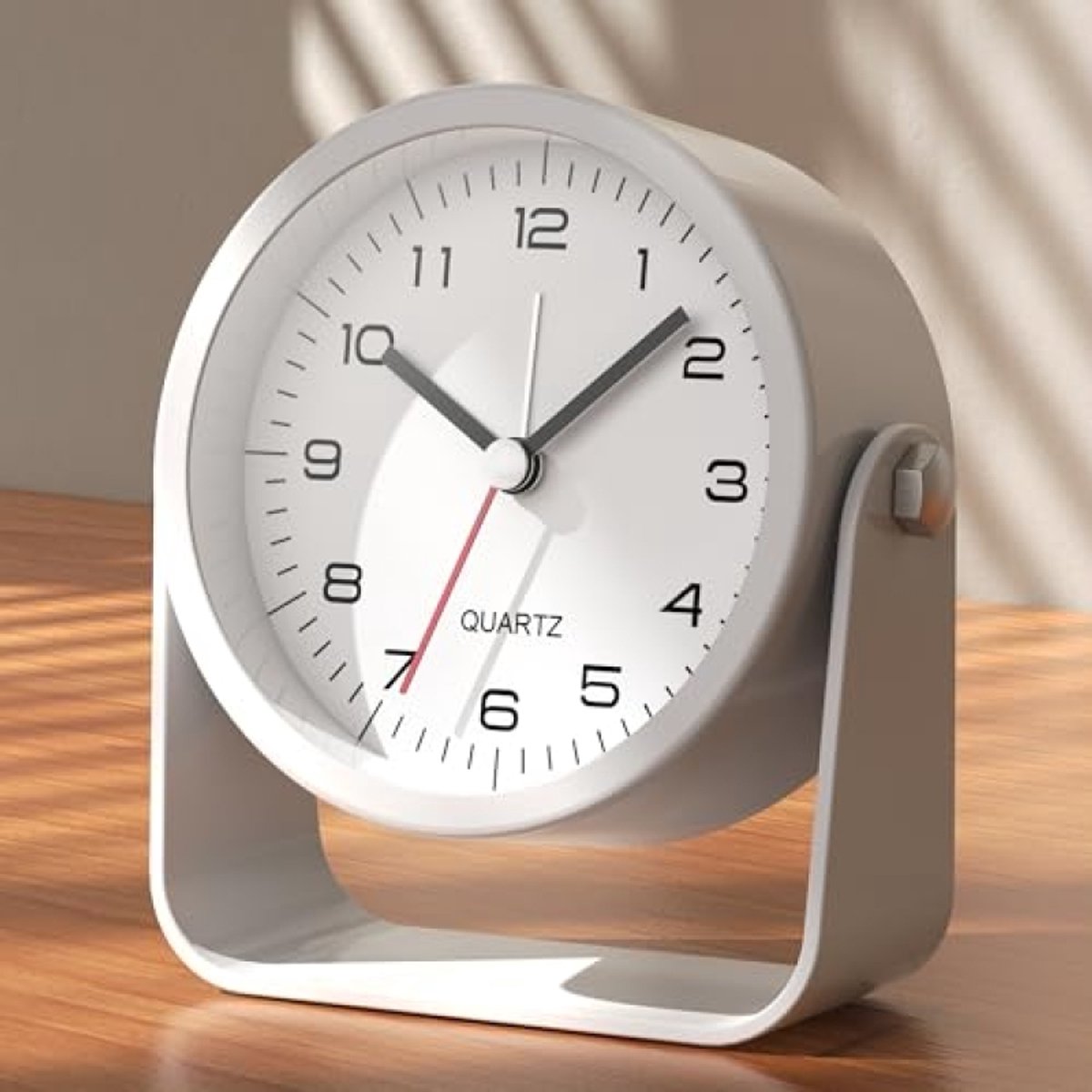 Kleine analoge wekker 8,9 cm - Stil, met licht en instelbare hoek - Wit - voor nachtkastje, reis of bureau