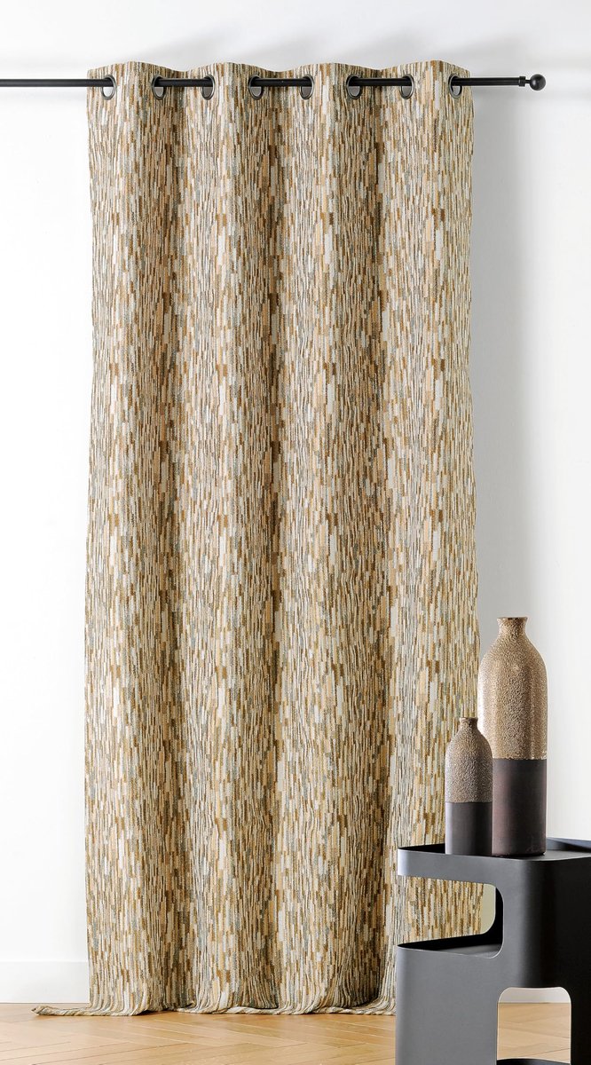 Gordijn van stoffen upcyclé – geweven en geverfd in Frankrijk – gordijn in minerale stijl – afwerking met geweerogen – kleur: okergeel – afmetingen 140 x 240 cm – collectie Basalt