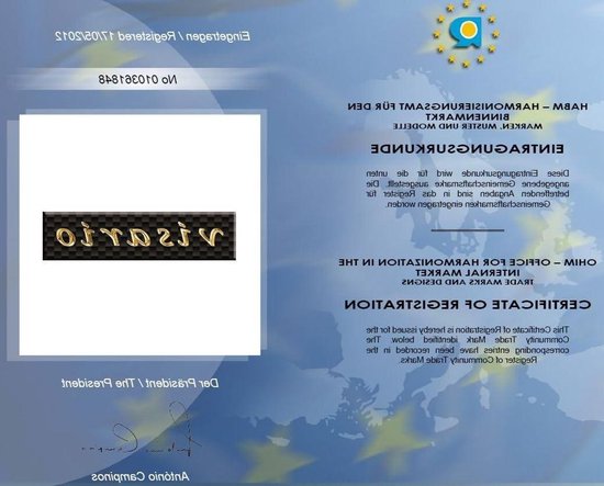 Gouden letters die 'Dirk' spellen, op een donkerblauwe achtergrond met certificaten.