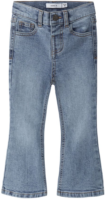Lichtblauwe spijkerbroek met bootcut pijpen. Merk "name it" op de tailleband.