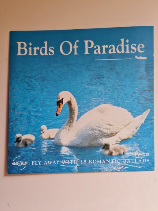 Een witte zwaan met drie kuikens zwemt in blauw water. Titel: Birds Of Paradise.