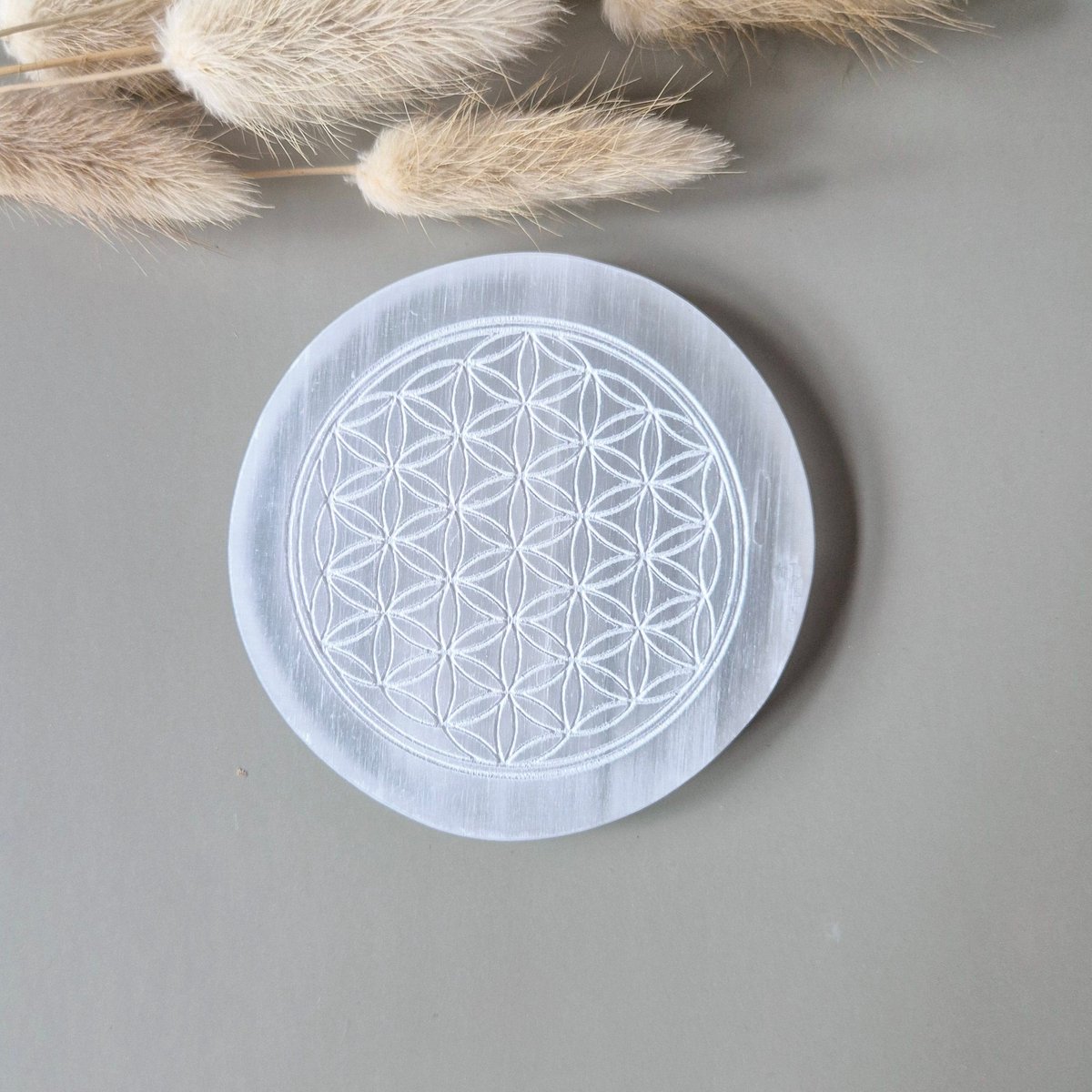 Seleniet Edelsteen Oplaadschijf met Spirituele Gravering – 10 cm