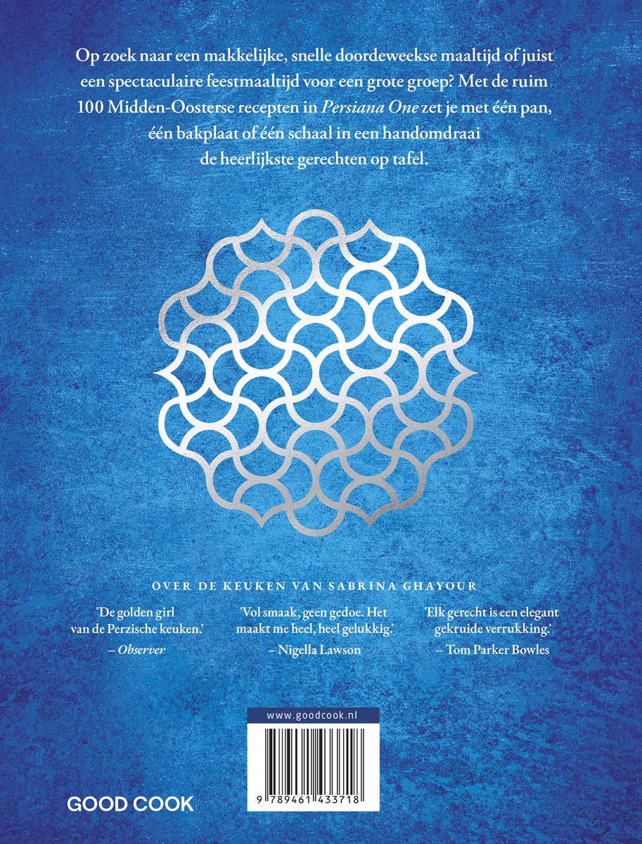 Boekcover met recepten, met gouden tekst en een zilveren decoratief patroon op een blauwe achtergrond.