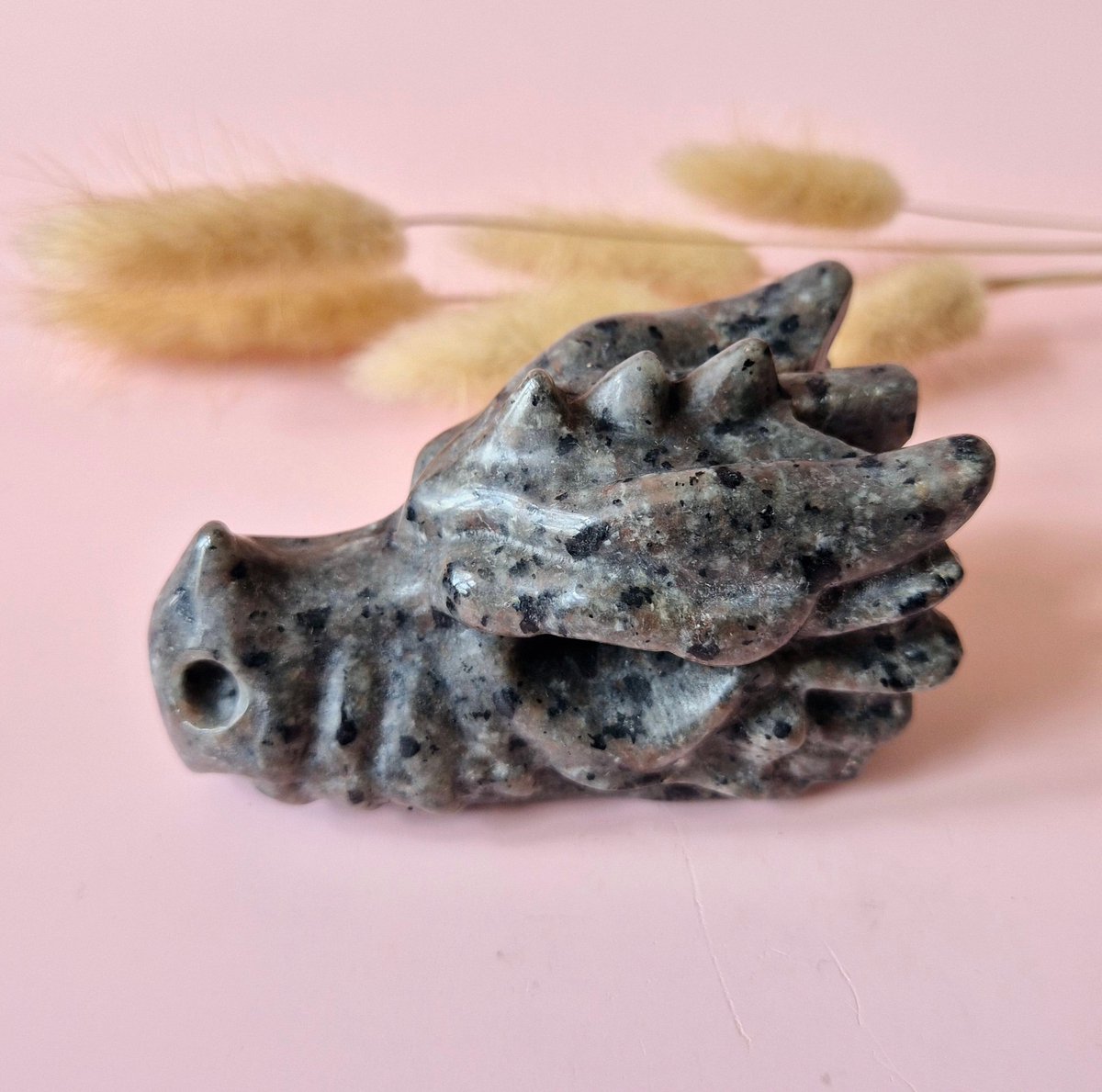 Edelsteen Carving Yooperlite Dragon Skull – 8 cm – Vurig & Mysterieus