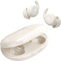 Twee witte draadloze oordopjes zwevend boven een open beige oplaadhoes.