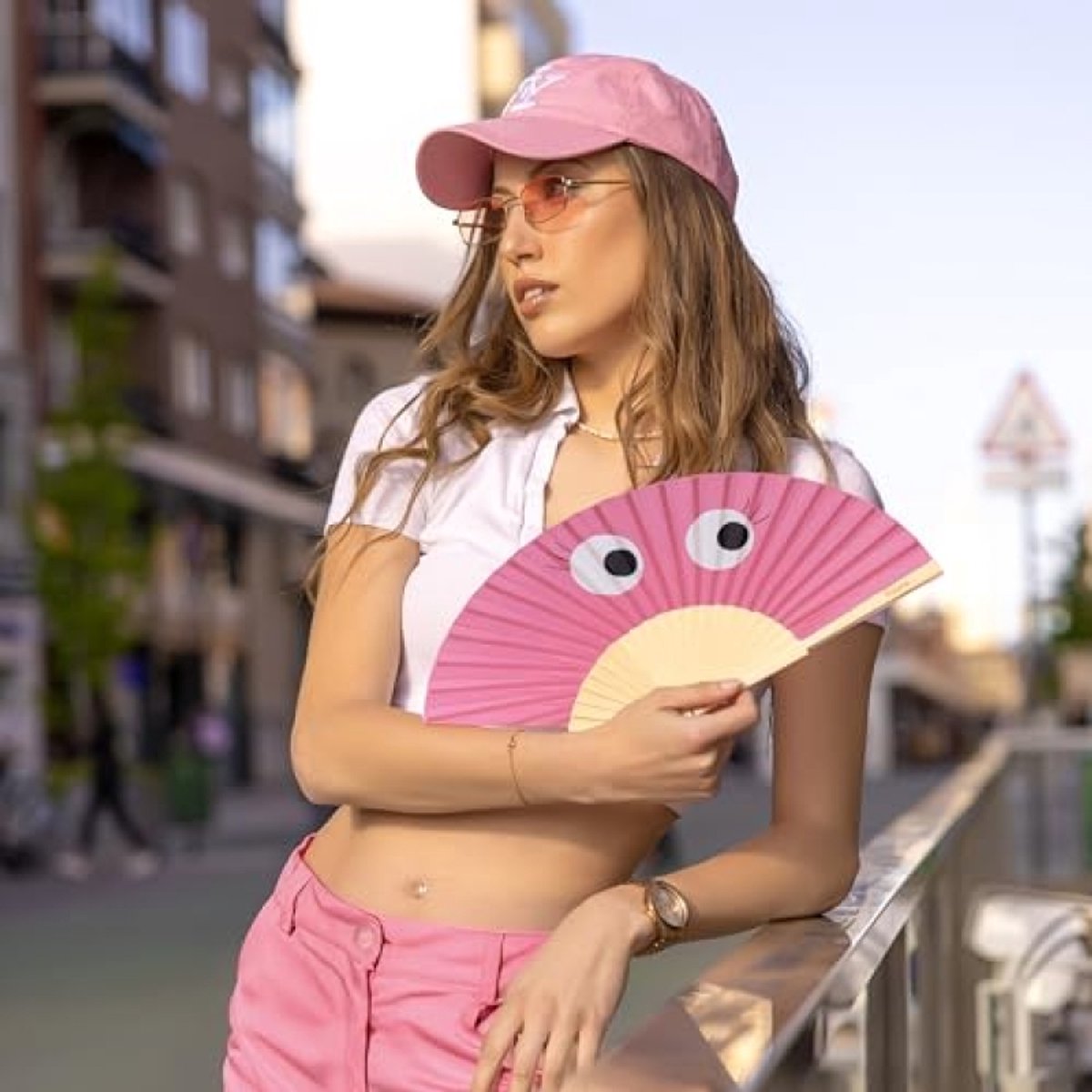 merkloos Handventilator Waaier met Roze Ogenprint - Hout - 42,5 x 23 cm - Inclusief Ophangkoord