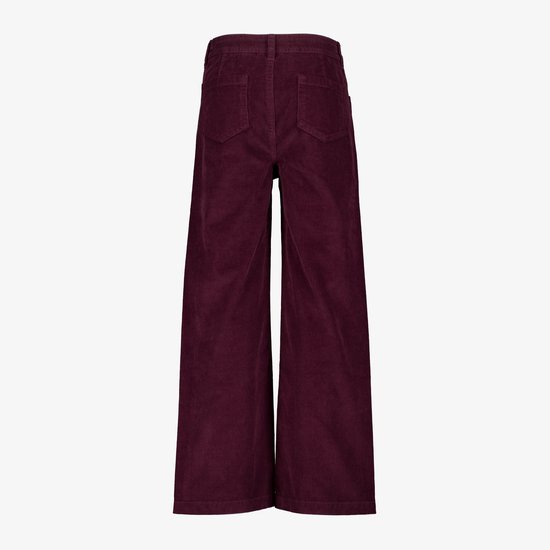 Achterkant van donkerrode corduroy broek met wijde pijpen en twee achterzakken.