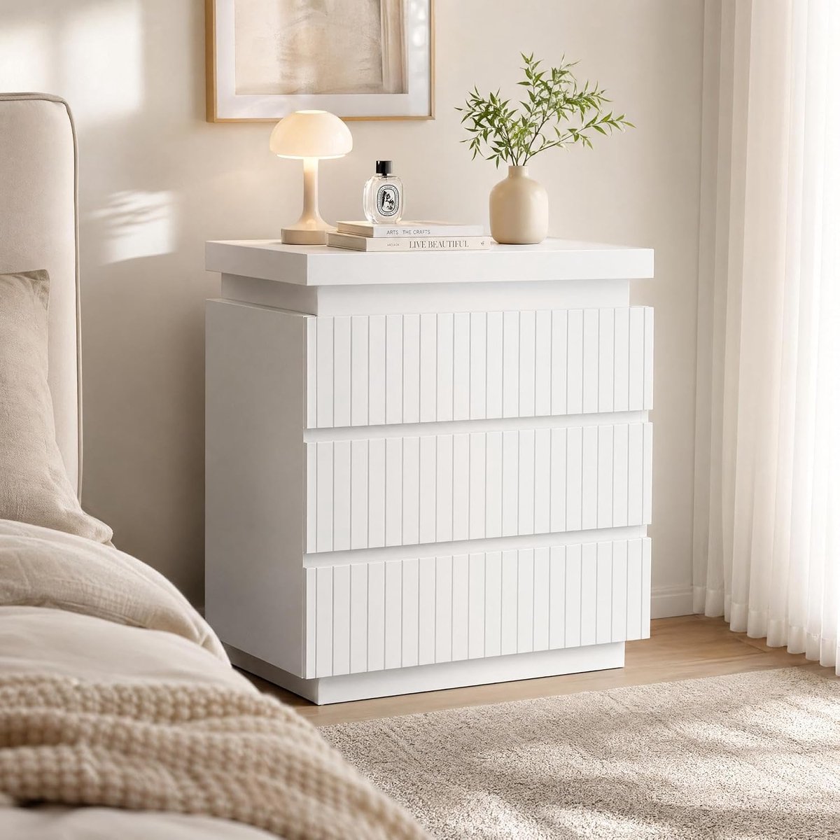 Moderne, greeploze dressoirkast met groeven – Opbergkast voor de slaapkamer met 3 lades – Dik zwevend blad – Modern houten nachtkastje – 82×80×40 – Wit