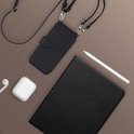 Zwart telefoonhoesje met koord, notitieboek, stylus en oordopjes.