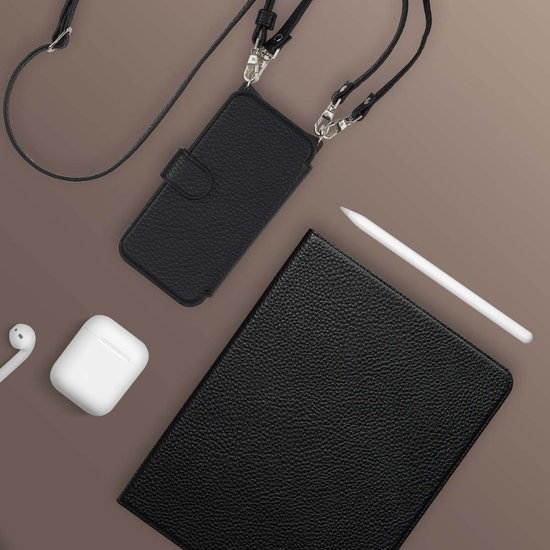 Zwart telefoonhoesje met koord, notitieboek, stylus en oordopjes.