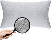 Lichtgrijs, langwerpig teddy bouclé kussen, met vergroot detail van de stof.