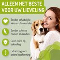Een vrouw met een beagle omhelst het hekje. "Alleen het beste voor uw lieveling".