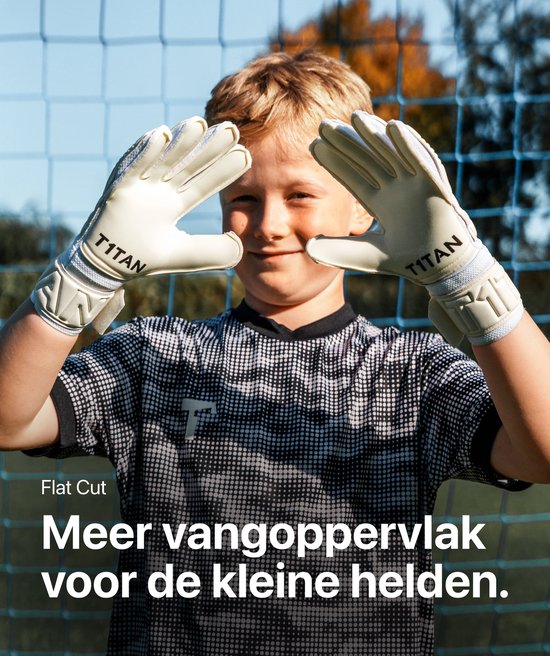 Jongen met witte keepershandschoenen met T1TAN-logo, zittend voor een doelnet.