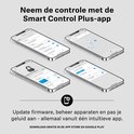 Vier smartphones die de Sennheiser Smart Control Plus-app tonen met verschillende instellingen voor geluid en firmware.
