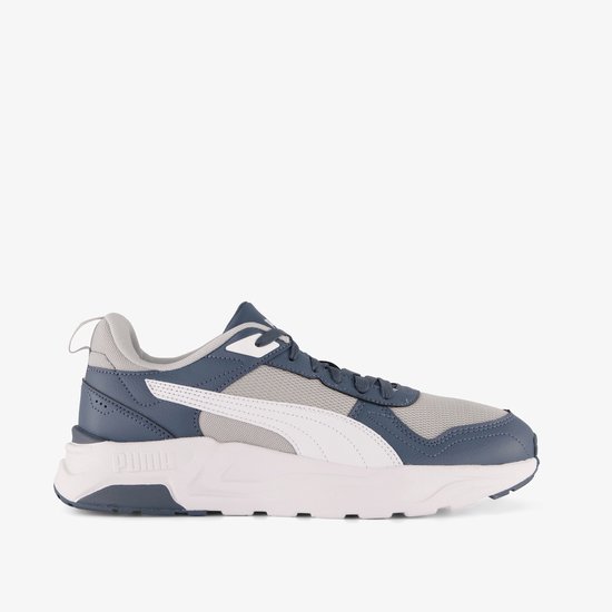 Zij-aanzicht van een Puma sneaker in blauw en grijs met witte accenten en veters.