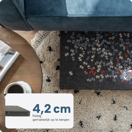 Grijze vilten puzzelplaat van 4,2 cm hoog, eenvoudig op te bergen onder een bank.