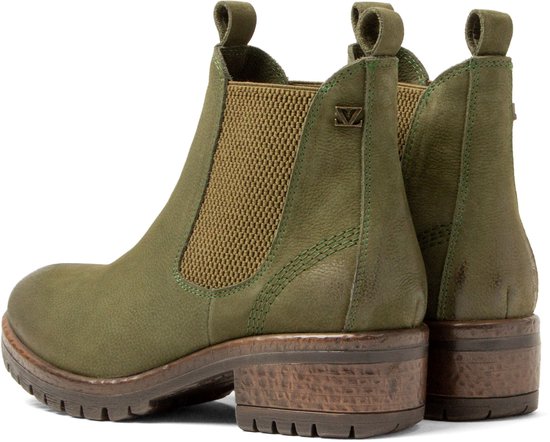 Achterkant van groene leren chelsea boots met elastische zijpanelen, grove zolen en hakken.