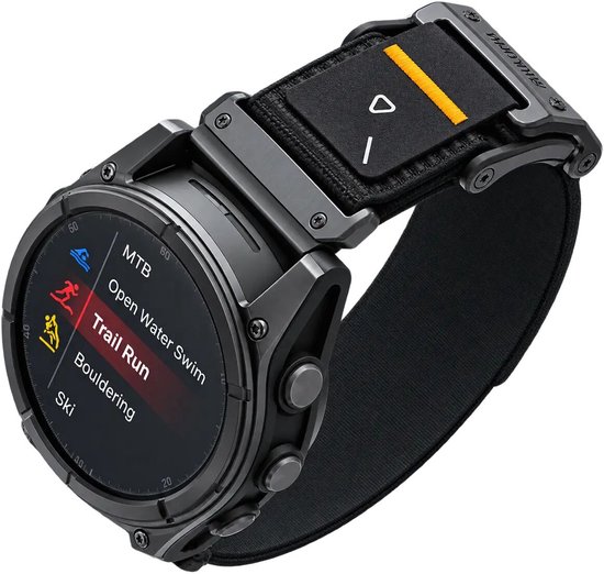 Zwarte smartwatch met metalen kast, oranje en witte details op bandje. Scherm toont sportopties zoals 'Trail Run'.