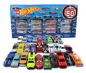 Een doos met 50 Hot Wheels auto's, waaronder rode, blauwe en gele sportauto's.