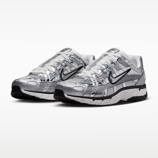 Paar grijze Nike P-6000 sneakers met metallic zilveren finish en zwarte accenten, op een witte achtergrond.